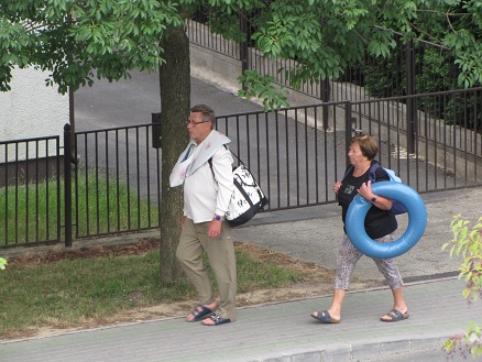 Taking rubber ring floatings to the hot spa in Heviz