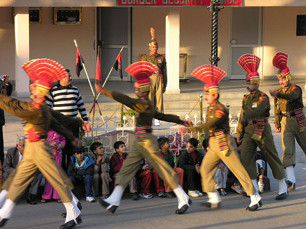 Pomp at the Pakistan and Indan border closing ceremony