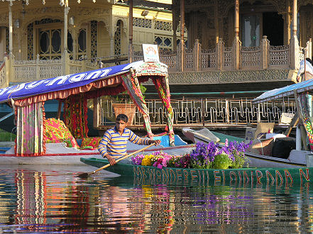 Floating flower seller, shops come to the houseboats