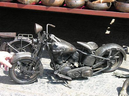 Model, metal Harley for sale in the markets, note Kay's fingers for size