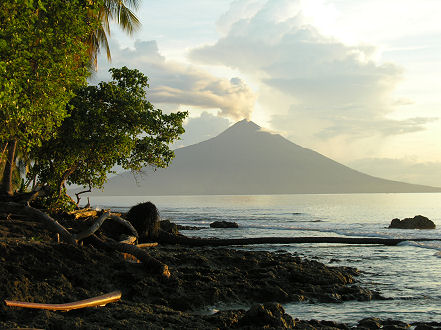 Manum Island steaming away early morning