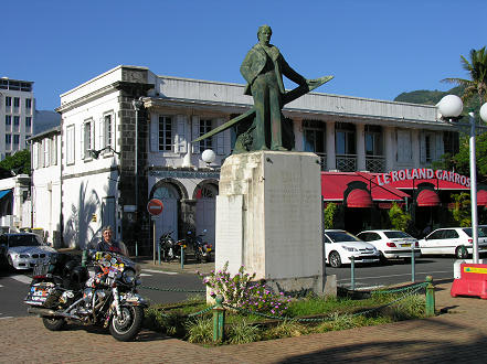 St-Denis centre and Roland Garros's statue