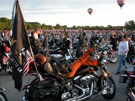 10000 bikes lining up for the parade, early morning