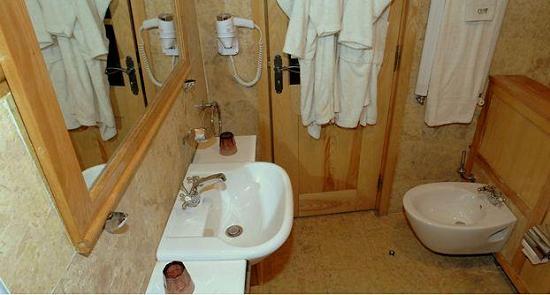 Grand Hotel Ifrane bathroom.
