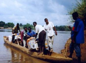 Tanguy and bike crossing Mbomou river between Bangassou (CA) and Ndu (Congo)