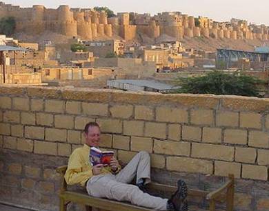 Maarten relaxing at the Jaisalmer fort, India.