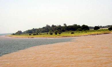 The Meeting of the Waters in Santarem: The green-blue Tapajos meets the brown-yellow Amazon River.