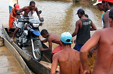 El Viento prepares to be extracted from the canoe with a human forklift.