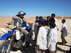 by Saskia Roskam of Lois Pryce (UK); Curious schoolboys in Algeria, Yamaha TTR250.