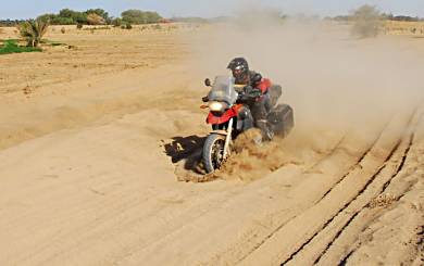 Mike plows through the sand (the air filter was 1kg heavier after all this).