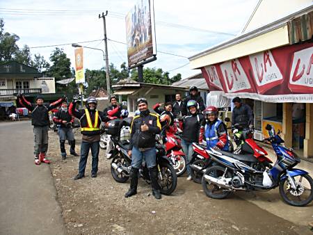 At a lunch stop we meet a nice bunch of bikers from Jakarta. To my surprise two of the women also ride.