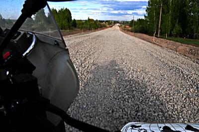 Gravel road are the nightmare of the solo bikers and the pleasure of the sidecars.