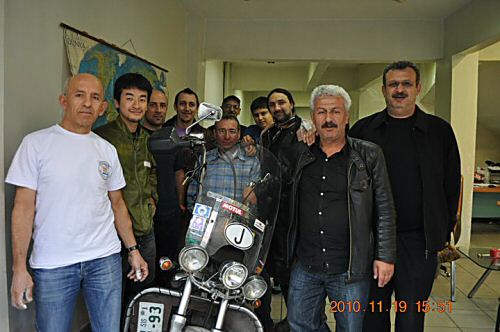 Istanbul bike club helping Japanese rider.