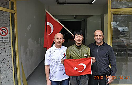 Istanbul bike club helping Japanese rider.