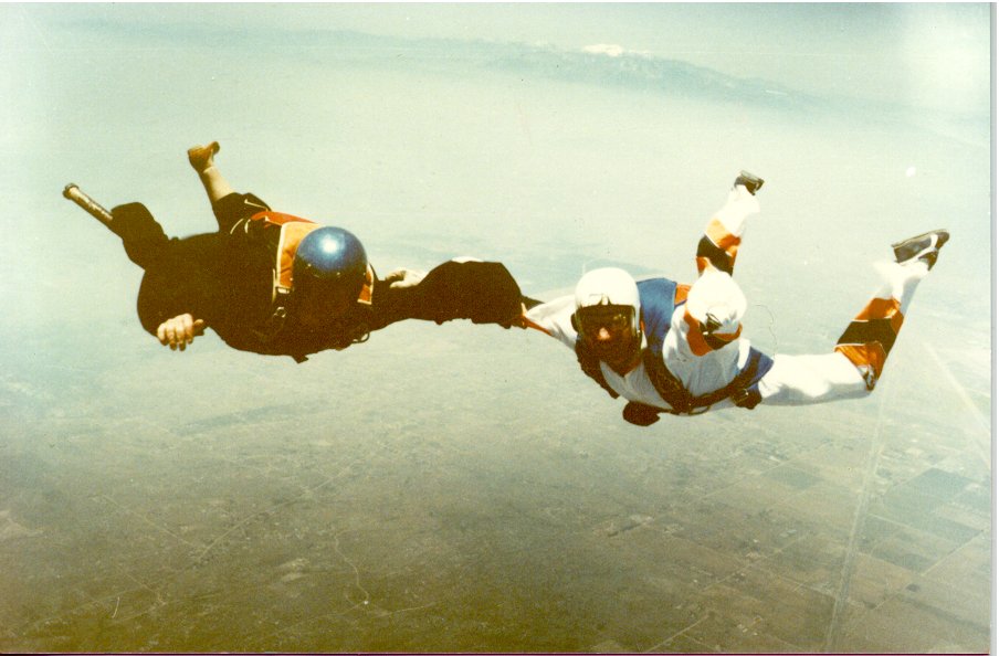 Sky Diving para1.jpg (85890 bytes)