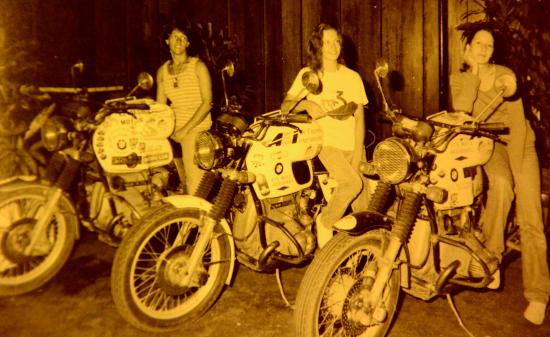 Nos 3 nanas sur les BMW, lors d'une séance de télévision en côte-d'Ivoire.