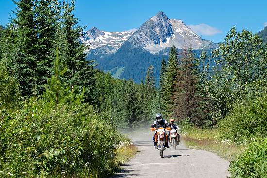 HUMM Rockies 2016, riders on trail, pic by Denis Semenov.