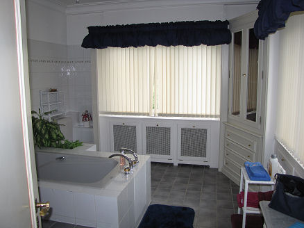 Our palatial bathroom at Bob and Barbara's