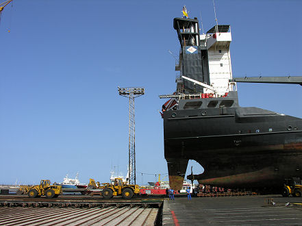 "Smaragd" being hauled into position by two tractors