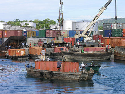 Unloading containers at the shallow port