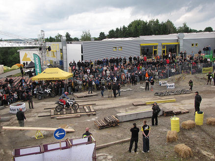 Crossing logs, one of the most challenging parts of the finals