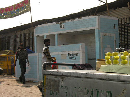 Outdoor urinals often just flow into the gutters