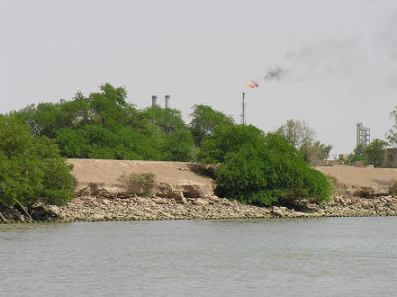 Burning gas on the Iranian side, from the boat to Kuwait