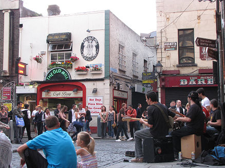 Evening street buskers in Temple Bar, Dublin