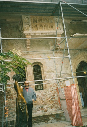 Juliet's balcony and her statue, no Romeo