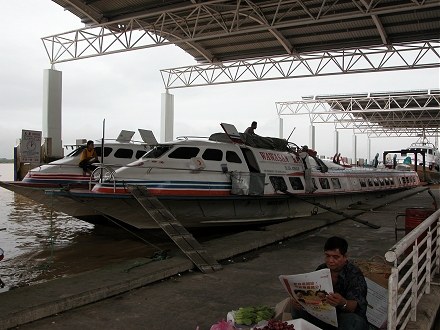 Long upriver boats to Kapit