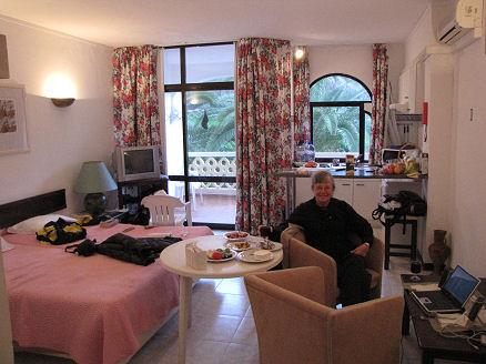 Our comfortable bedsit apartment at the beachside