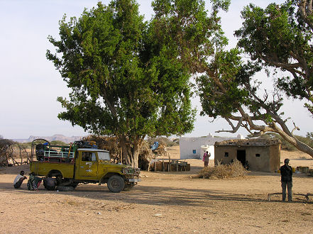 Fixing the rear wheel bearings in the two hut, one Mosque town