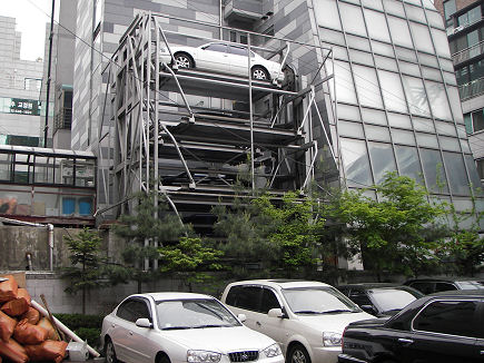 Ferris wheel car stacker in a space restricted city