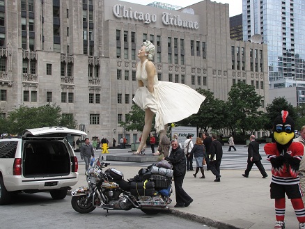 Marilyn Munroe outside the Chicago Tribune Building