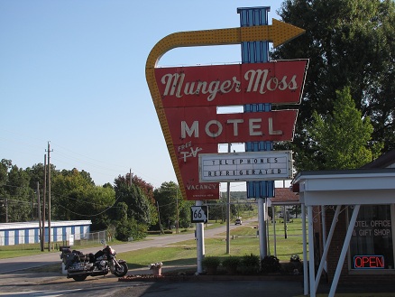 Munger
          Moss Hotel, perhaps the most recognisable of the Route 66
          hotels
