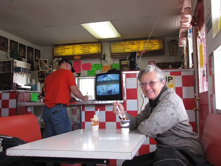 Ice
          cream sunday in the tiny Route 66 Cookies, been here since the
          20's