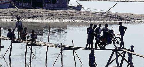 Click image for larger version

Name:	bridge-crossing-Burma.jpg
Views:	190
Size:	78.3 KB
ID:	17802