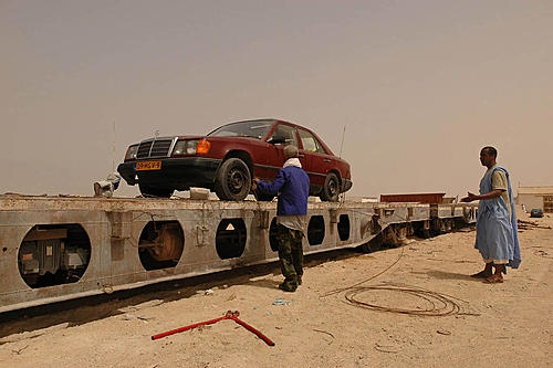Loading vehicles on the Nouadhibou-Choum (-Zouerat) train-636814775_eksky-o.jpg
