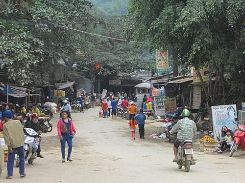 Vietnam Nov 2013-one-of-the-many-markets.jpg