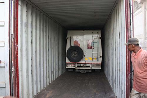 Click image for larger version

Name:	903 - Introduction du camion dans le container à Karachi .jpg
Views:	400
Size:	43.1 KB
ID:	4951