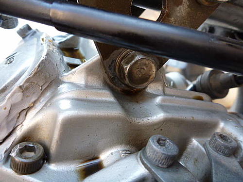 XT600e oil leak-b.jpg