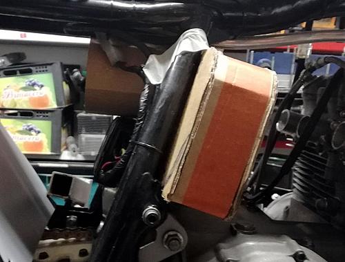 Raptor 660 carburetor + stock paper air filter in XT600-airbox2.jpg