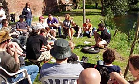 Sam Davidson demonstrates the art of tire changing at the HU Belgium 2006 meeting.