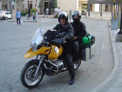 Simon James and Rachel (GB), in Delhi.
