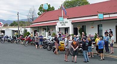 Lots of bikes to admire in front of the Tintaldra Hotel, at the HU Aus 2007 meeting.