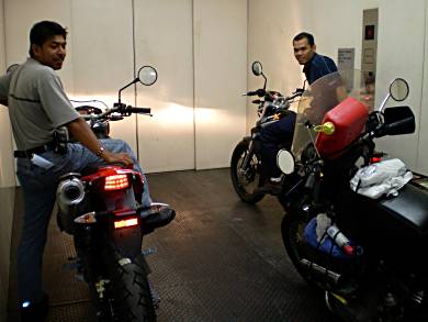Helpers at the bike shop, Kl.