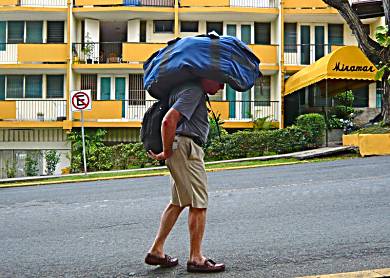 now that I carried it a few blocks on my back, i understand why the frame of the sidecar broke in Peru!