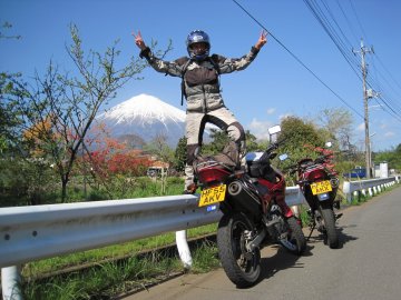 Five minutes after Pat spotted Mt Fuji in her wing mirrors as we rode away from the mountain.