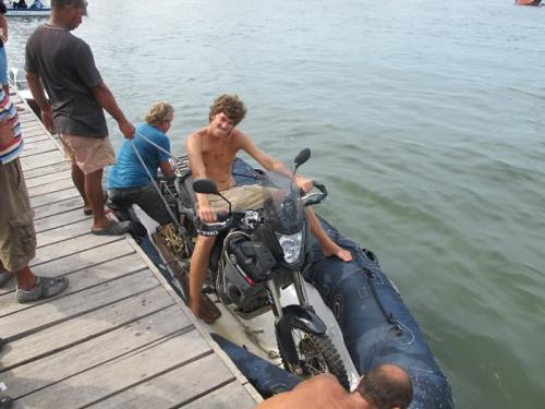 Arriving Cartagena, getting the bike onto the dock.