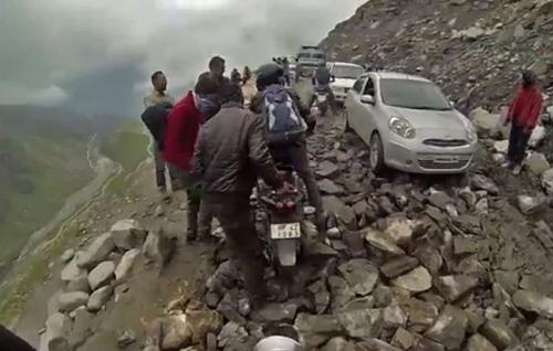 Simon Gandolfi rides over Rohtang Pass. Click to play the video.